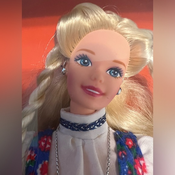 COLLECTOR EDITION NORWEGIAN BARBIEπΉ - Picture 2 of 8